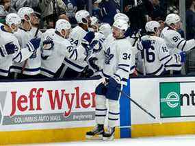 Auston Matthews des Maple Leafs est félicité par ses coéquipiers après avoir marqué contre les Blue Jackets de Columbus au Nationwide Arena le 22 février 2022 à Columbus, Ohio.