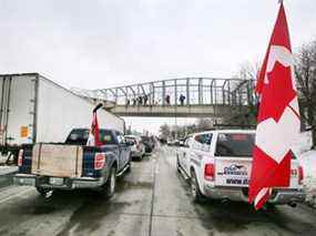 Des manifestants anti-mandat sont montrés le long de Huron Church Road en direction sud le lundi 7 février 2022.