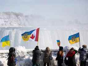 Les gens se rassemblent pour soutenir l'Ukraine et contre la Russie lors d'une manifestation à Niagara Falls le 30 janvier 2022.