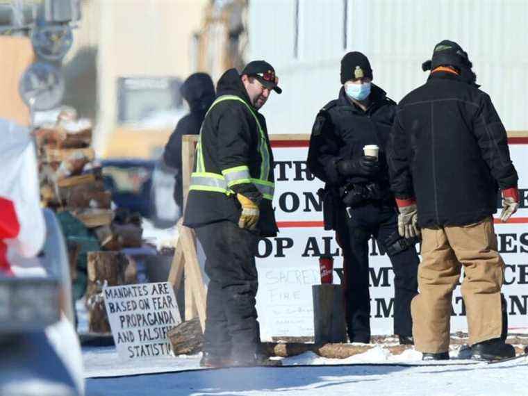 Des manifestants devant l’Assemblée législative du Manitoba disent qu’ils se conformeront à l’ordre de la police