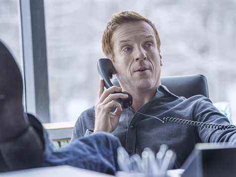 des milliards Damian Lewis parle au téléphone avec ses pieds sur le bureau