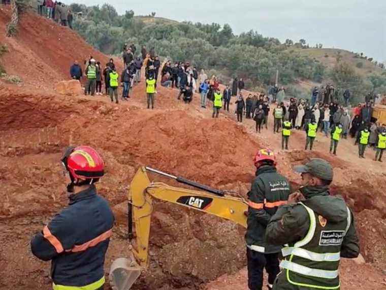 Des sauveteurs marocains se précipitent pour sauver un garçon coincé dans un puits