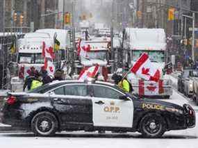 Les manifestations contre le mandat des vaccins se poursuivent au centre-ville d'Ottawa le samedi 12 février 2022.