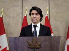 Le premier ministre Justin Trudeau parle des manifestations en cours à Ottawa et des blocages à diverses frontières canado-américaines, dans l'édifice de l'Ouest sur la Colline du Parlement, le 11 février 2022.