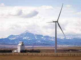 Une éolienne éclipse un élévateur à grains près de Pincher Creek, en Alberta.