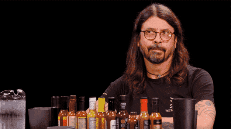 D’une manière ou d’une autre, Dave Grohl vient tout juste de se mettre à l’invité de Hot Ones