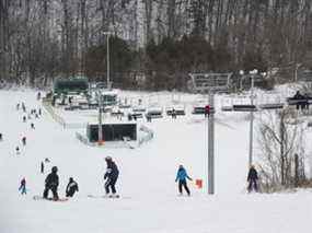 Le centre de ski et de snowboard Earl Bales est ouvert.