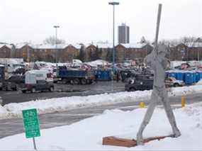 Sur une photo du 10 février 2022, des véhicules de protestation remplissent le stationnement à côté du stade de baseball d'Ottawa.