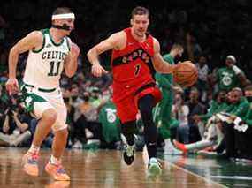 Goran Dragic des Raptors de Toronto dribble contre Payton Pritchard des Celtics de Boston plus tôt cette saison.