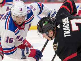 Le centre des Rangers de New York Ryan Strome (16) affronte l'ailier gauche des Sénateurs d'Ottawa Brady Tkachuk (7) en deuxième période au Centre Canadian Tire, le dimanche 20 février 2022.