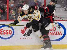 Le défenseur des Bruins de Boston, Brandon Carlo, a été mis en échec par l'ailier gauche des Sénateurs d'Ottawa, Parker Kelly, hier soir.  USA AUJOURD'HUI Sports