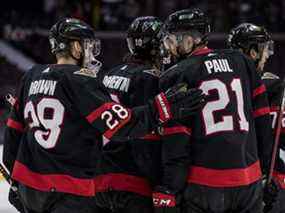 L'ailier des Sénateurs d'Ottawa Connor Brown (28 ans) félicite son coéquipier Nick Paul (21 ans) pour son but contre les Devils.