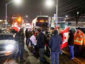 Les manifestants bloquent la dernière entrée du pont Ambassador, qui relie Detroit et Windsor, le fermant efficacement alors que les camionneurs et leurs partisans continuent de protester contre les mandats de vaccination contre la COVID-19, à Windsor, en Ontario, le mercredi 9 février 2022.