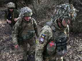 Des militaires ukrainiens sont vus à une position sur la ligne de front avec des séparatistes soutenus par la Russie près de la ville de Schastia, près de la ville de Lugansk, dans l'est de l'Ukraine, le 23 février 2022. (Photo d'Anatolii Stepanov / AFP) (Photo d'ANATOLII STEPANOV/ AFP via Getty Images)