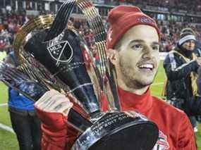 Sebastian Giovinco célèbre avec la Coupe après que le Toronto FC a remporté la Coupe MLS à Toronto, en Ontario.  le 9 décembre 2017.