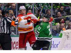 Nikita Zadorov (à gauche) et les Flames de Calgary ont battu Jason Robertson et les Stars avec un retour tardif hier soir au American Airlines Center de Dallas.  Jérôme Miron/USA TODAY Sports