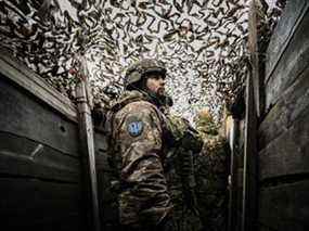 Des troupes ukrainiennes patrouillent sur la ligne de front à l'extérieur de la ville de Novoluhanske, dans l'est de l'Ukraine.