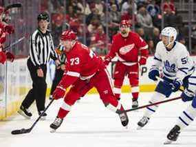 Michael Bunting des Leafs (à droite) garde un œil sur Adam Erne des Red Wings hier soir à Détroit.