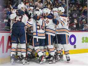 Les Oilers d'Edmonton célèbrent leur victoire de 3-2 en prolongation contre les Canucks de Vancouver au Rogers Arena le 25 janvier 2022.