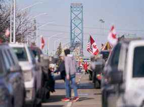 Des manifestants du mandat COVID-19 bloquent la route au poste frontière du pont Ambassador avec les États-Unis à Windsor, en Ontario, le 9 février 2022.