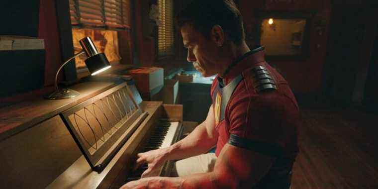 James Gunn confirme que John Cena a lui-même joué du piano dans l'épisode 6 de Peacemaker
