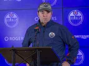 L'entraîneur-chef des nouveaux Oilers Jay Woodcroft après son premier entraînement avec l'équipe le vendredi 11 février 2022 à Edmonton.