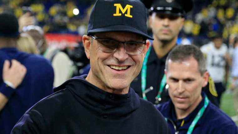 Jim Harbaugh est revenu en rampant dans le Michigan… a laissé son cul sur le porche