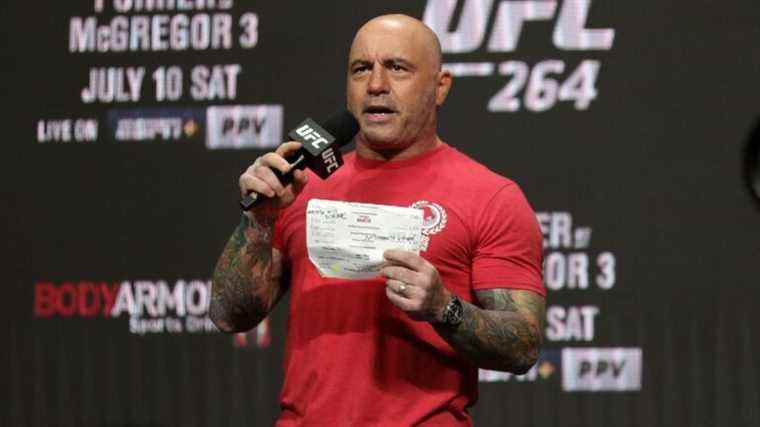 Joe Rogan sera de retour pour le prochain événement UFC après s'être assis ce week-end
