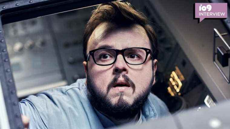 John Bradley de Moonfall sur les héros, les théories du complot et les yeux de Patrick Wilson