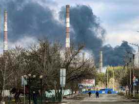 De la fumée s'élève d'une centrale électrique après un bombardement à l'extérieur de la ville de Schastia, près de la ville de Lugansk, dans l'est de l'Ukraine, le 22 février 2022. (Photo par ARIS MESSINIS/AFP via Getty Images)