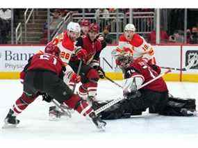 Le gardien de but des Coyotes de l'Arizona Karel Vejmelka effectue un arrêt contre le centre des Flames de Calgary Elias Lindholm (n ° 28) lors de la première période hier soir au Gila River Arena de Glendale, en Arizona. Joe Camporeale / USA TODAY Sports