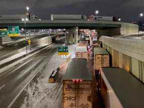 Les camionneurs font la queue alors qu'ils bloquent le pont Ambassador (non illustré) sur les autoroutes I-75 et I-96 à Detroit, Michigan.