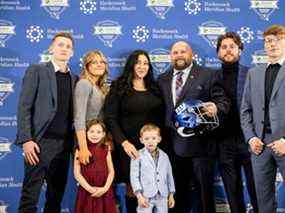 L'entraîneur-chef des Giants de New York Brian Daboll (au centre) pose avec sa famille.