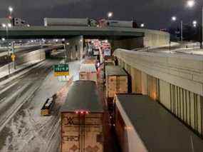 Les camionneurs font la queue alors qu'ils bloquent le pont Ambassador (non illustré) sur les autoroutes I-75 et I-96 à Detroit, Michigan, États-Unis, le 7 février 2022, dans cette image fixe tirée d'une vidéo obtenue par Reuters en février 8, 2022.