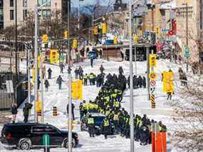 La police se déploie pour dégager les manifestants contre les mandats de la COVID-19 à Ottawa le 18 février 2022.