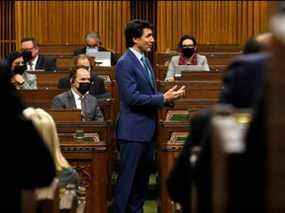 Le premier ministre Justin Trudeau parle à la Chambre des communes de la mise en œuvre de la Loi sur les urgences alors que les camionneurs et leurs partisans continuent de protester contre les mandats de vaccination contre la maladie à coronavirus (COVID-19) à Ottawa le 17 février 2022.