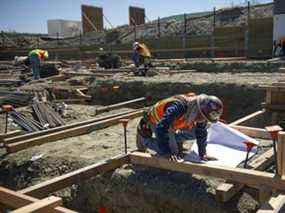 Les entrepreneurs travaillent au projet de logement de Lennar Corp. à San Francisco, en Californie.