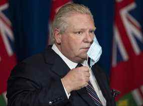 Le premier ministre de l'Ontario, Doug Ford, arrive à sa conférence de presse à Queen's Park concernant l'assouplissement des restrictions pendant la pandémie de COVID-19 à Toronto le jeudi 20 janvier 2022.