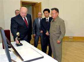 Photo prise le 17 mai 2011 par l'Agence centrale de presse coréenne officielle de la Corée du Nord, montrant le chef du service russe de renseignement extérieur Mikhail Fradkov, à gauche, montrant un cadeau au dirigeant nord-coréen Kim Jong Il lors de leur rencontre à Pyongyang.