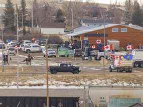 En regardant vers le sud à travers l'autoroute 4 après le blocus vers Coutts, Ab., le samedi 5 février 2022. Mike Drew/Postmedia