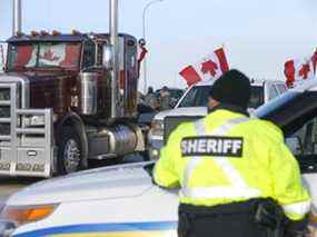 Les autorités gèrent un nouveau barrage routier sur les autoroutes 4 et 501 à l'extérieur de Milk River en direction de la frontière de Coutts le jeudi 3 février 2022. Darren Makowichuk/Postmedia