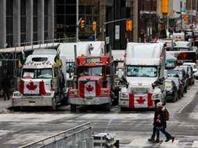 Des véhicules dans une rue alors que des camionneurs et des partisans continuent de protester contre les mandats de vaccination contre la COVID-19 à Ottawa le 16 février 2022.