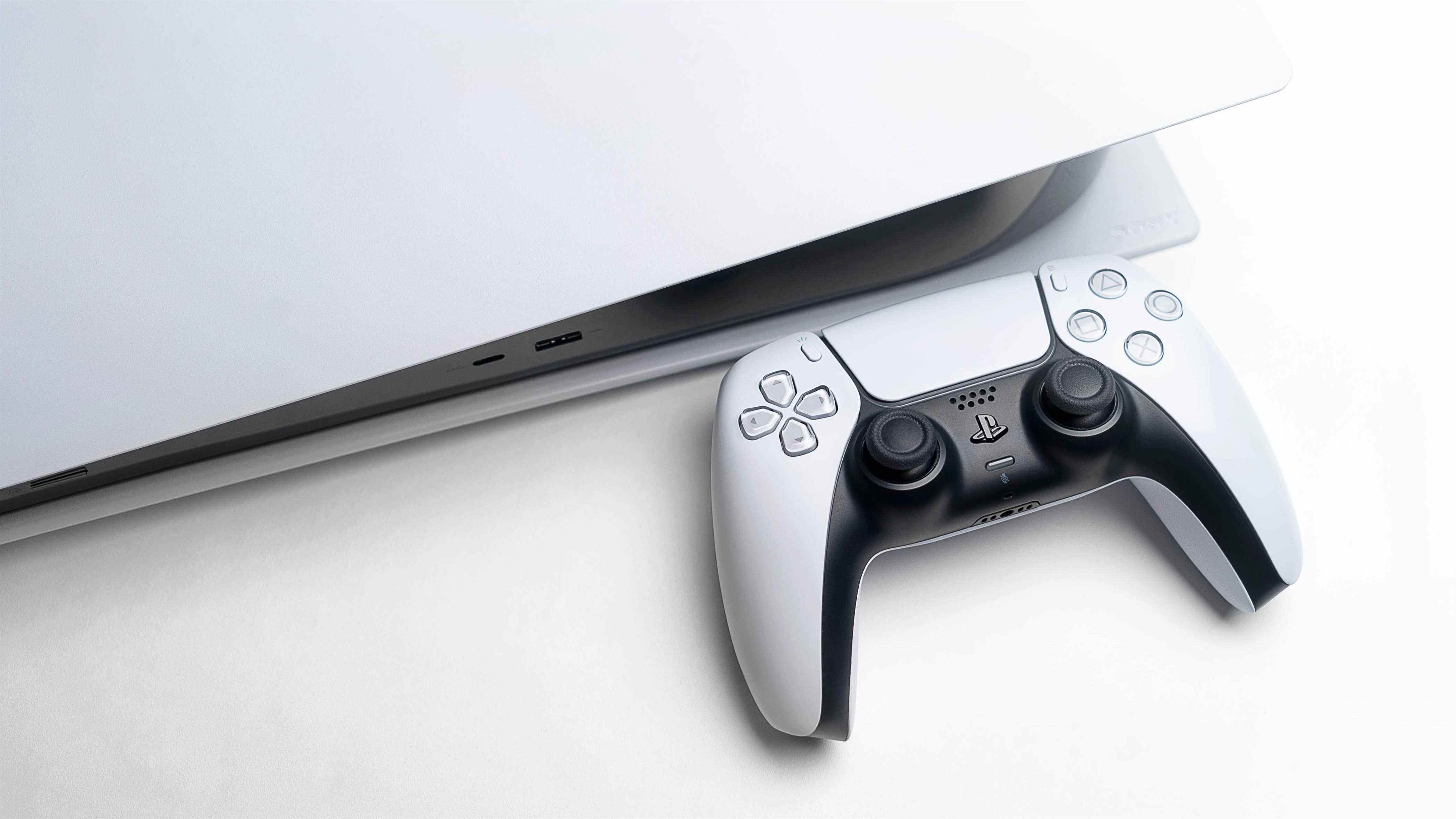 Gros plan sur les manettes PS5 et PS5 DualSense