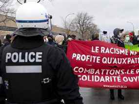 Des agents du SPVM ont été photographiés portant les insignes controversés, qui comportent un drapeau canadien noir et blanc traversé par une ligne bleue horizontale, lors de la manifestation du week-end dernier contre les restrictions COVID à Montréal.