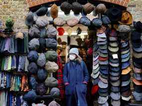 Un client quitte un magasin à Camden Market à Londres, Royaume-Uni