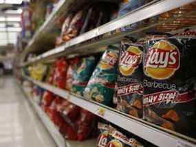 Frito-Lay refuse d'expédier ses produits aux magasins Loblaw depuis plus d'une semaine parce que la chaîne d'épicerie n'accepte pas des prix plus élevés.