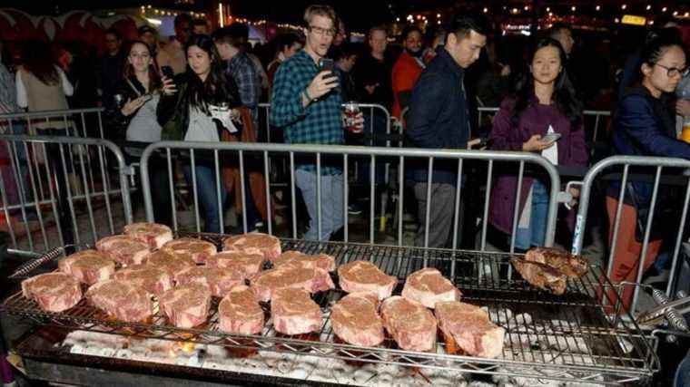 La nouvelle révolution américaine commence alors que les clients du buffet du Golden Corral se battent avec des chaises autour d’un steak