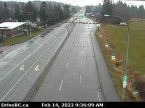 L'autoroute 15 reste bloquée en direction de la frontière américaine lundi matin.