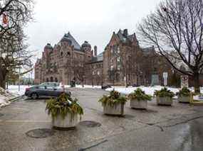 De lourds planteurs bordent maintenant le périmètre de Queen's Park à Toronto avant une manifestation prévue le week-end.