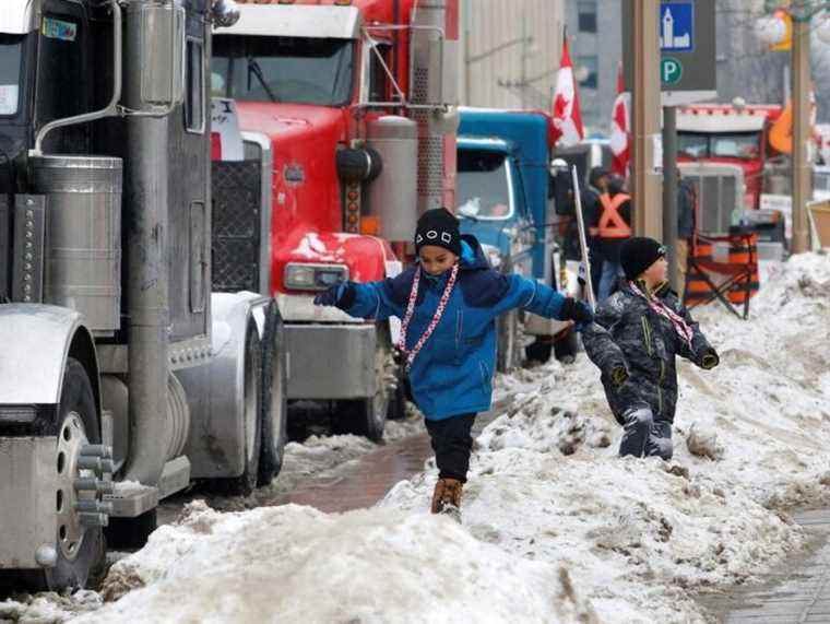 La police s’inquiète pour la sécurité des enfants vivant dans des camions impliqués dans une manifestation à Ottawa